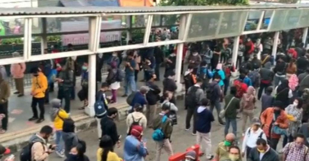 Penumpang KRL di Stasiun Bogor Makin Ramai