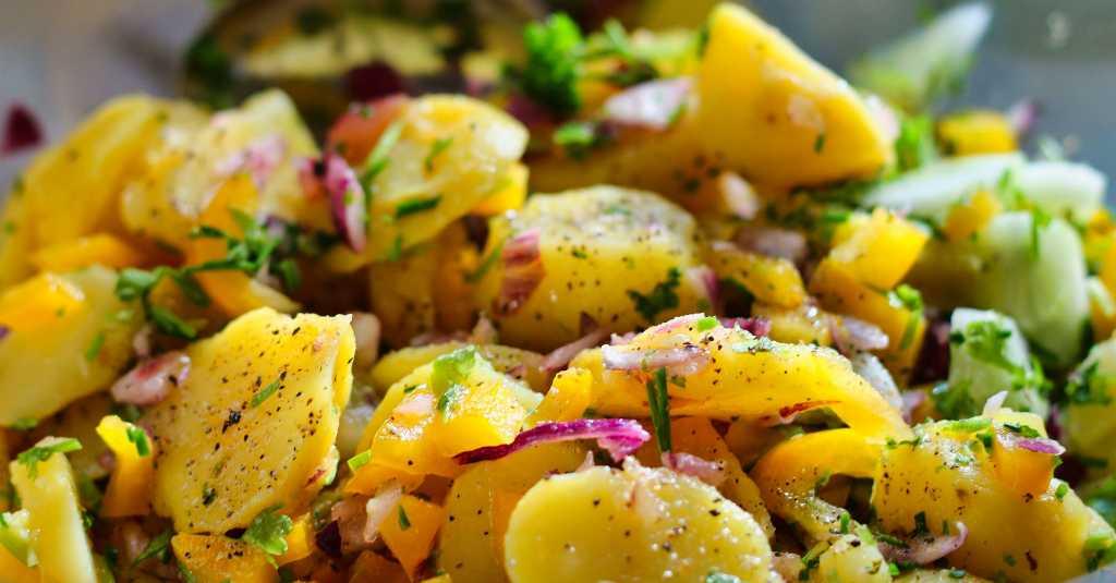 5 Langkah Bikin Salad Kentang Lembut dengan Rasa Lezat Sempurna