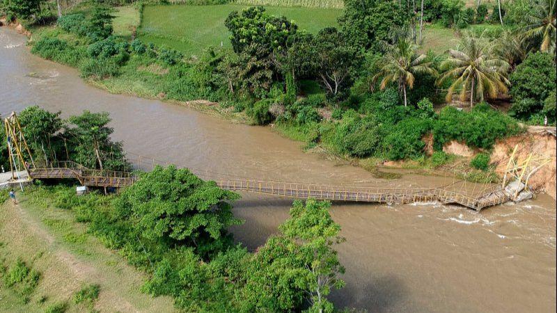 Jembatan Gantung di Bone Bolango Gorontalo Putus Tergerus Arus Sungai