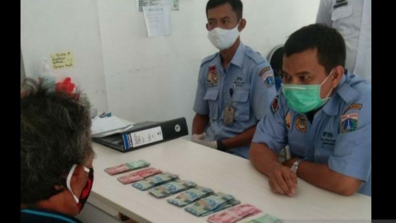 Kakek Ini Kantongi Rp7 Juta dari Bansos dan Hasil Jual Sembako Sumbangan