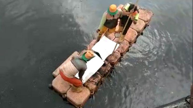 Sempat Dikira Boneka, Mayat Pria Ditemukan Mengambang di Kali Mookevart