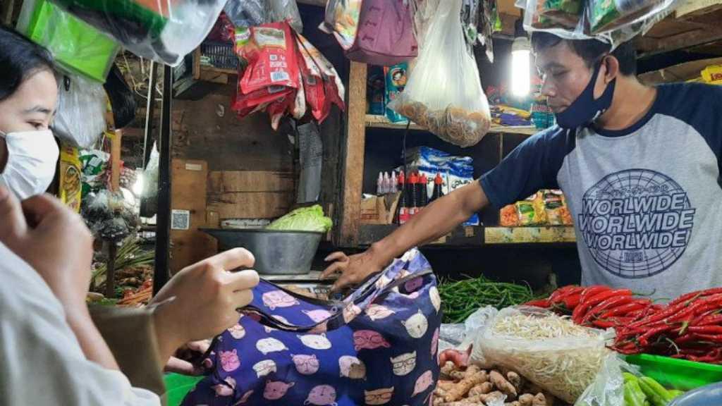 Suara dari Pasar Tebet: Larangan Kantong Plastik Itu Mulai Terasa