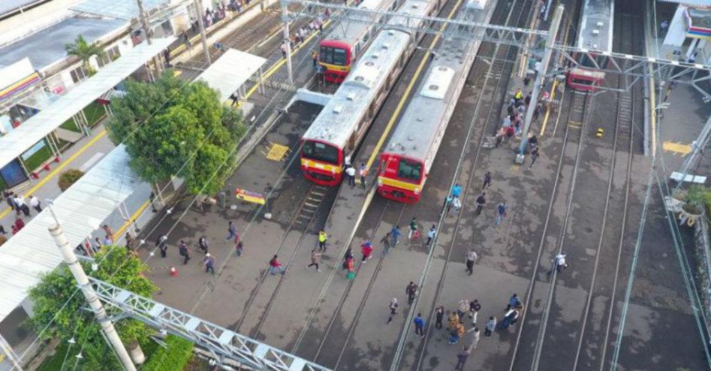 'Standar Dua Kaki' Impor Barang Second: Thrifting vs Kereta Bekas Jepang