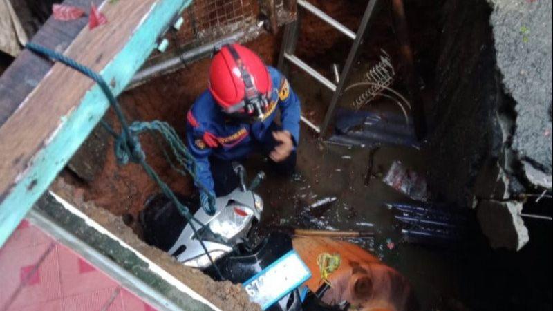 Sebuah Sepeda Motor Terperosok ke Septic Tank di Jaktim, Kok Bisa?