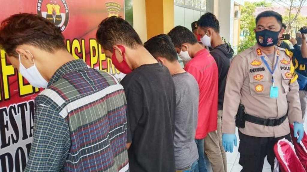 Viral Petugas Pemakaman COVID-19 Dipukuli, Lima Orang Dijadikan Tersangka