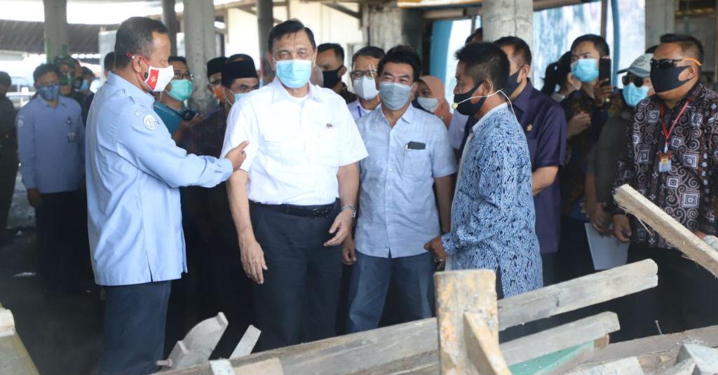 Kunjungi Galangan Kapal, Menteri Edhy Motivasi Para Pengrajin