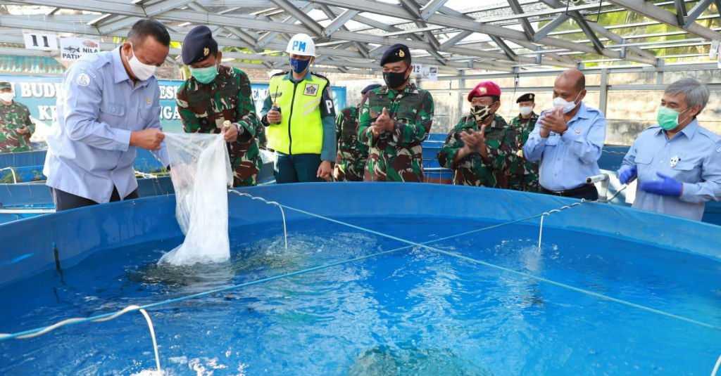 Menteri Edhy Bantu Benih dan Kolam Bioflok ke Seskoal