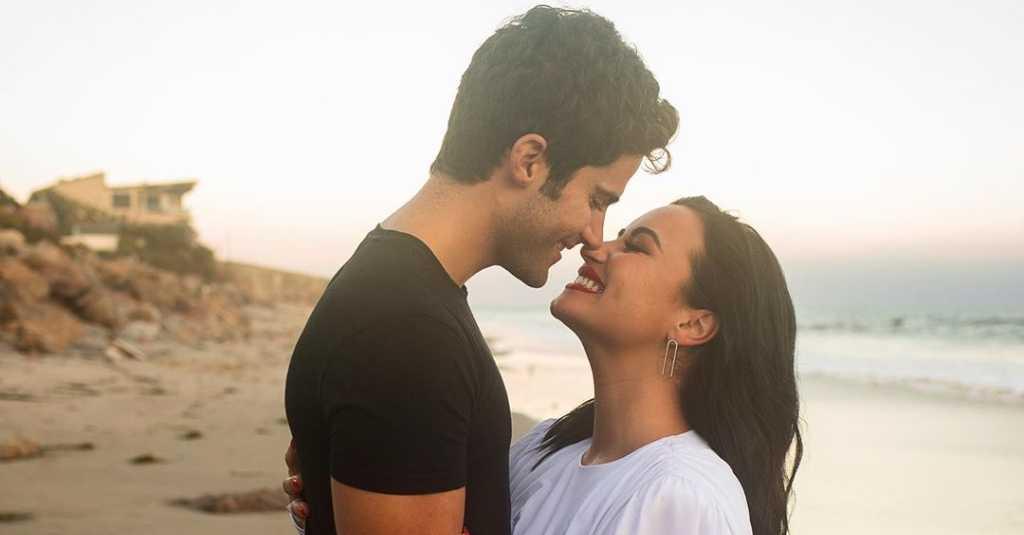 Demi Lovato Bertunangan dengan Aktor Max Ehrich