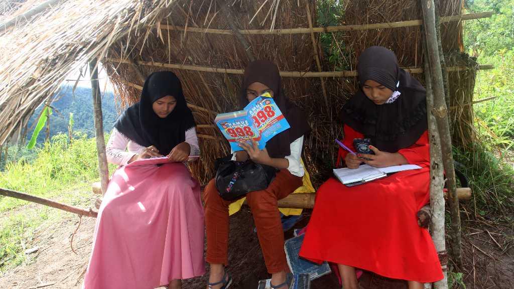 Pak Nadiem Makarim, Anak-anak Ini Belajar Pakai Radio karena Internet Susah