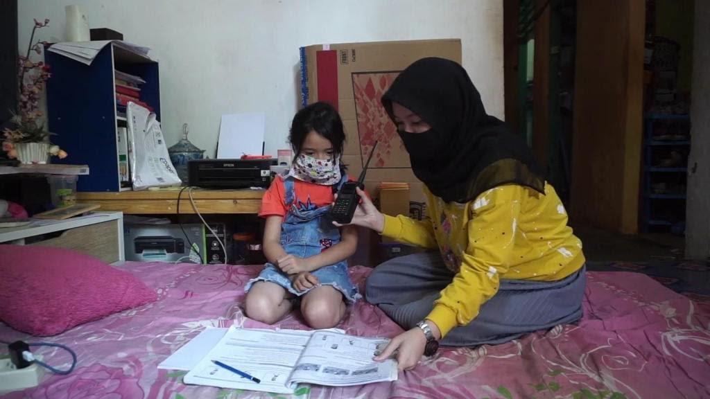 Tak Jauh dari Ibu Kota, Anak-anak Ini Belajar Pakai HT Sebab Internet Susah