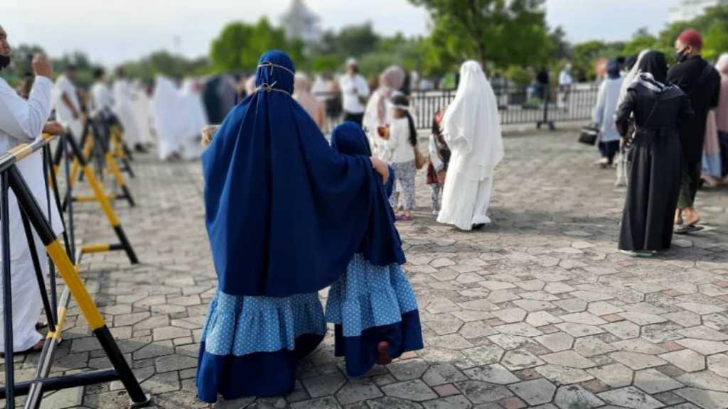 Cerita dari Pekanbaru, Tak Ada Salaman Sesama Jemaah Usai Salat Id