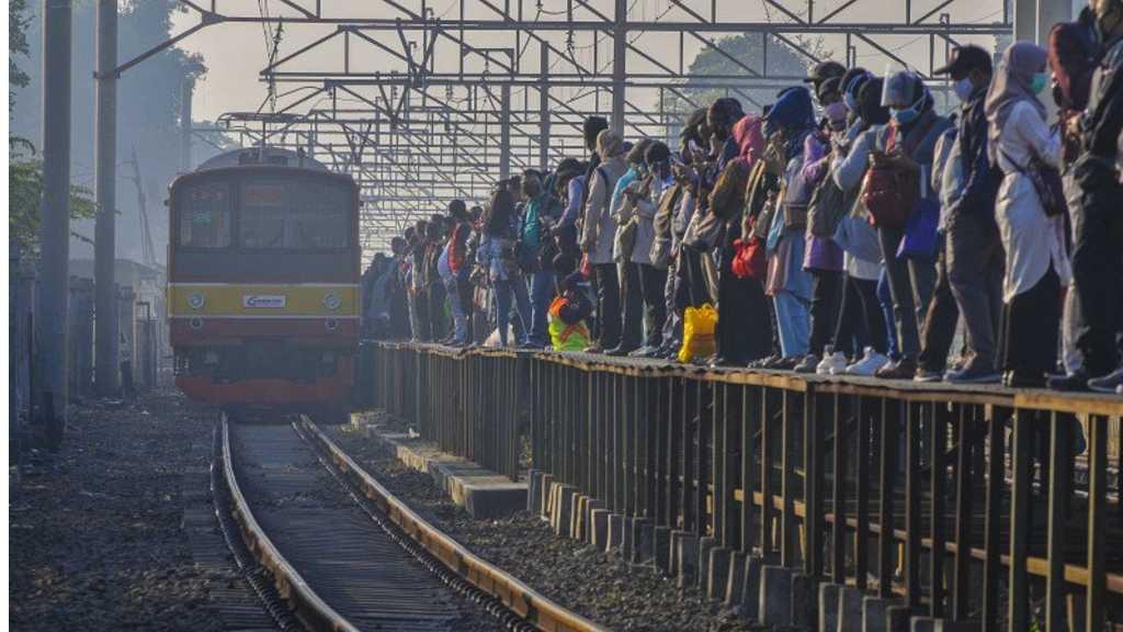 Epidemiolog: Belum Ada Laporan Transportasi Publik Jadi Klaster COVID-19