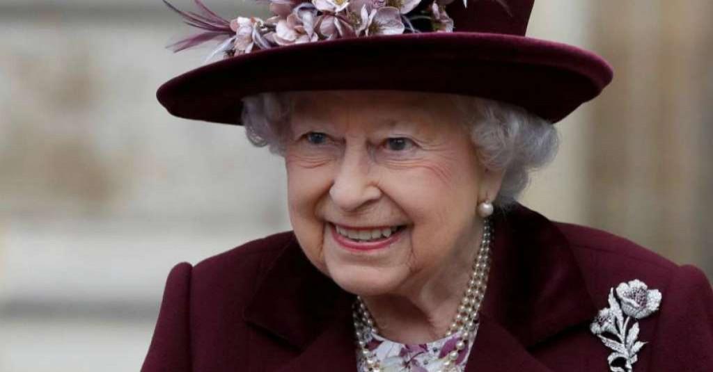 Sejarah Panjang Dibalik Kebiasaan Ratu Elizabeth Kenakan Kalung Mutiara