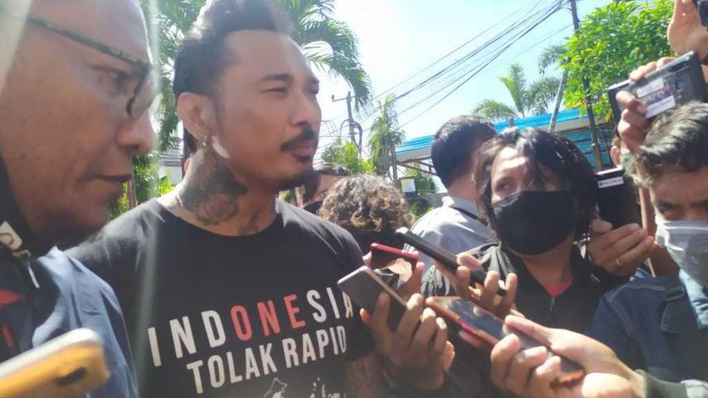 Jerinx Penuhi Panggilan Polda Bali Pakai Kaus 'Indonesia Tolak Rapid Test'