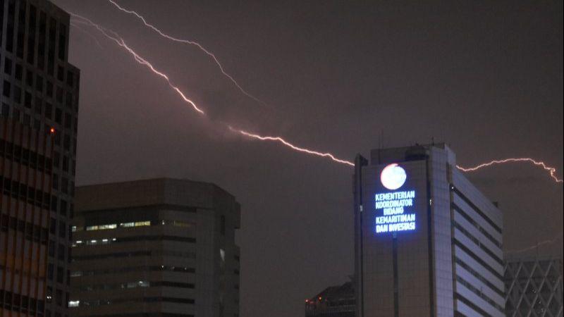 BPBD DKI Keluarkan Peringatan Dini Hujan Angin Hari Ini dan Esok