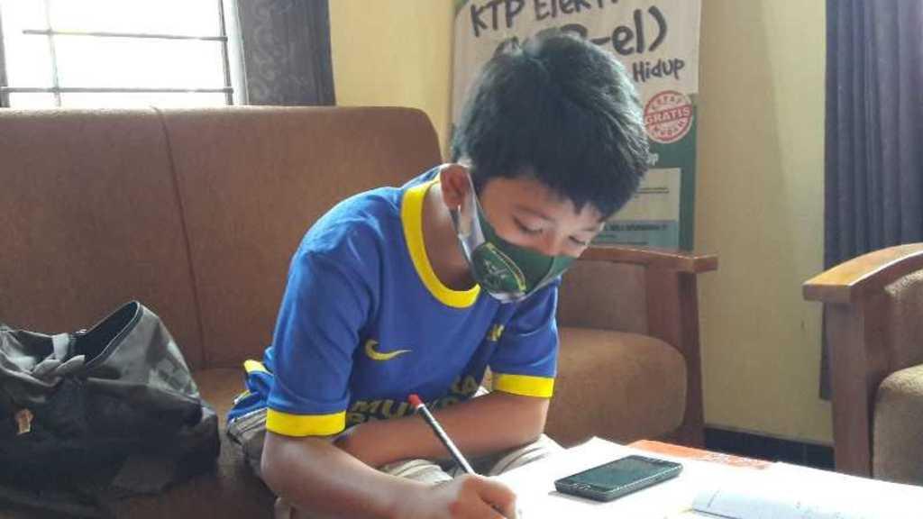 Anak-anak Ini Harus Tunggu Pekerja di Balai Desa Pulang untuk Pakai Wifi