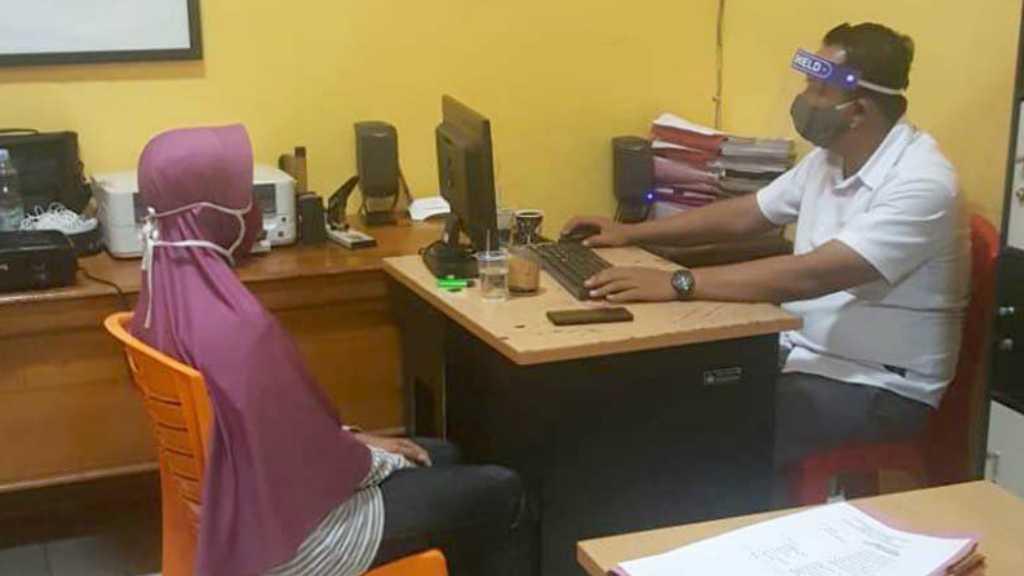 Ibu-ibu Berusia 42 Tahun Ditangkap! Kasusnya Ngaco Banget