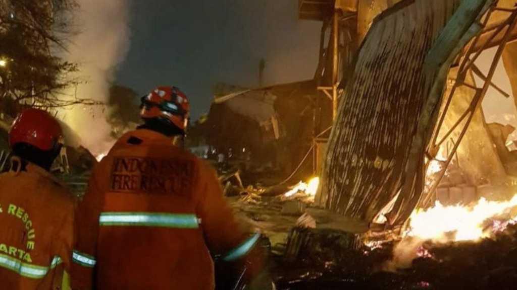 Pabrik Mebel di Cakung Akhirnya Berhasil di Padamkan Setelah 18 Jam