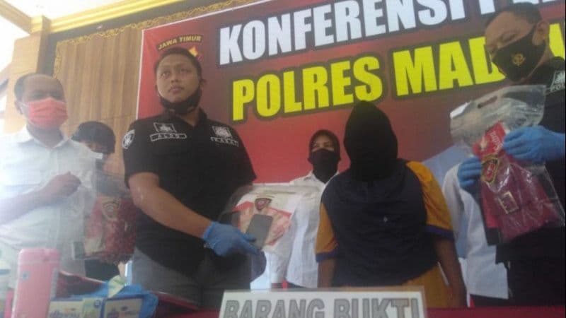 Prostitusi Online ABG Terkuak, Muncikarinya Adalah Seorang Ibu Rumah Tangga