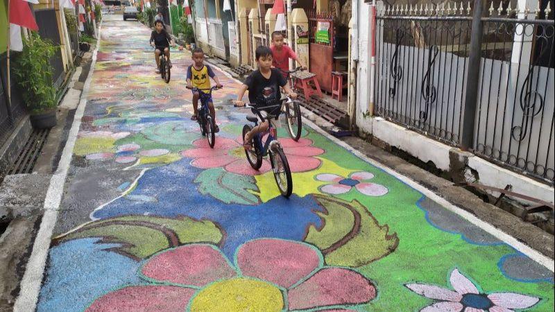 Kreatifnya Warga Rancasari Bandung, Jalanan Dicat Sambut Hari Kemerdekaan