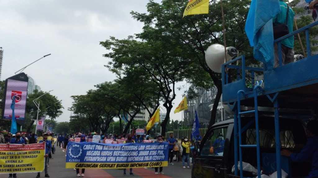 Demo Ratusan Massa Tolak Omnibus Law Warnai Pidato Kenegaraan Jokowi