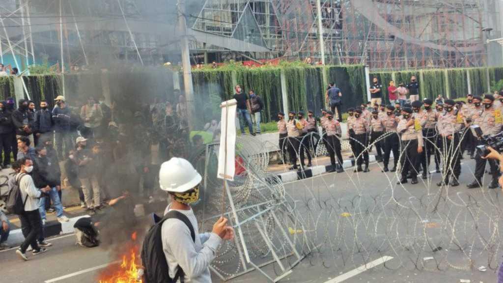 Massa Aksi BEM PTM Bakar Keranda Jenazah Bertuliskan DPR RI di Senayan