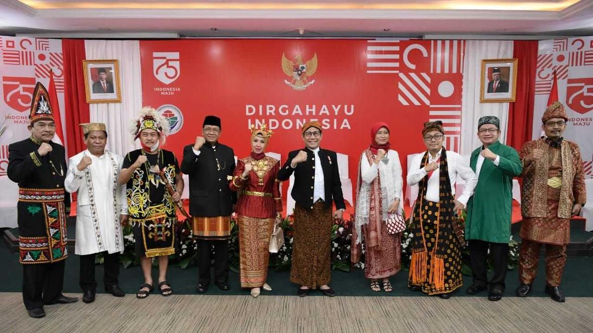 Kala Gus Menteri dan Eselon I Kemendesa Upacara Gunakan Busana Tradisional