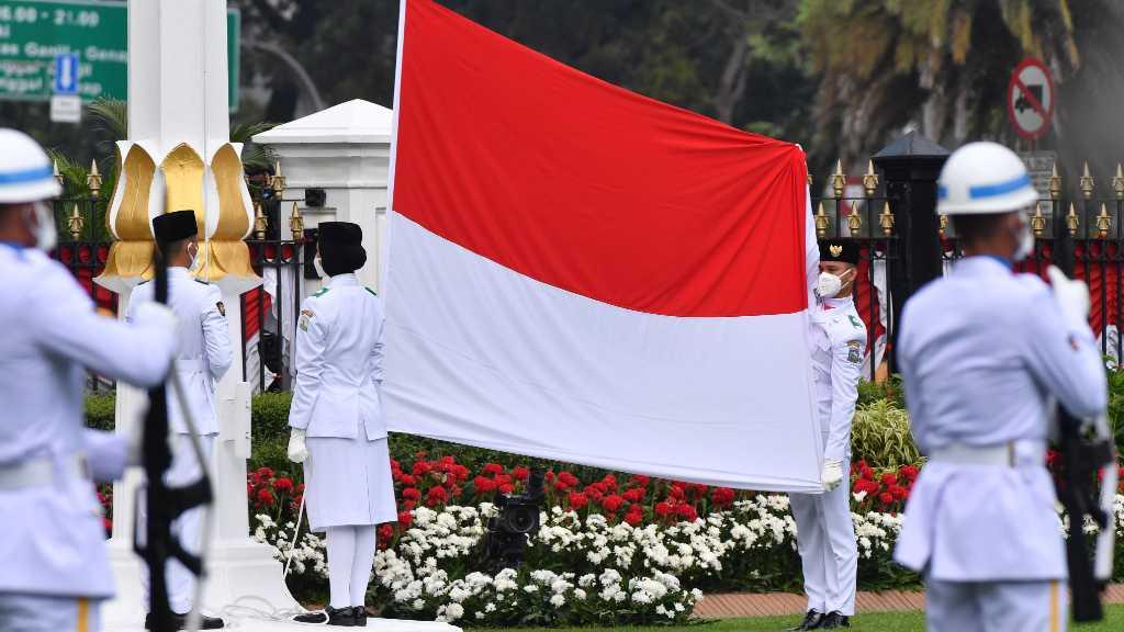 Tim Merauke Menurunkan Sang Merah Putih di Istana Merdeka