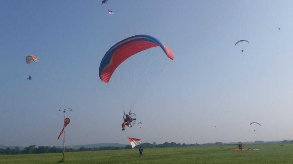 Sangsaka Bendera Merah Putih Berkibar di Ketinggian 2.020 Meter