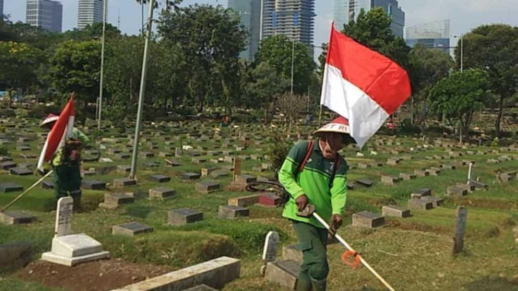 Cara Unik Petugas TPU Karet Bivak Rayakan Hari Kemerdekaan RI