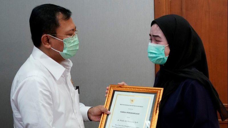 Menkes Beri Santunan pada Keluarga Nakes yang Gugur Tangani COVID-19