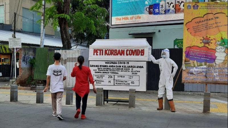 Ada Peti Mati di Pinggir Jalan Jaksel, Warga: Bukan Takut Malah Selfie