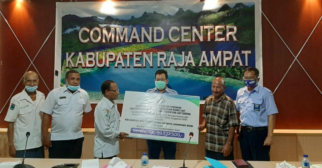 Pulihkan Ekonomi, KKP Salurkan Bantuan di Raja Ampat