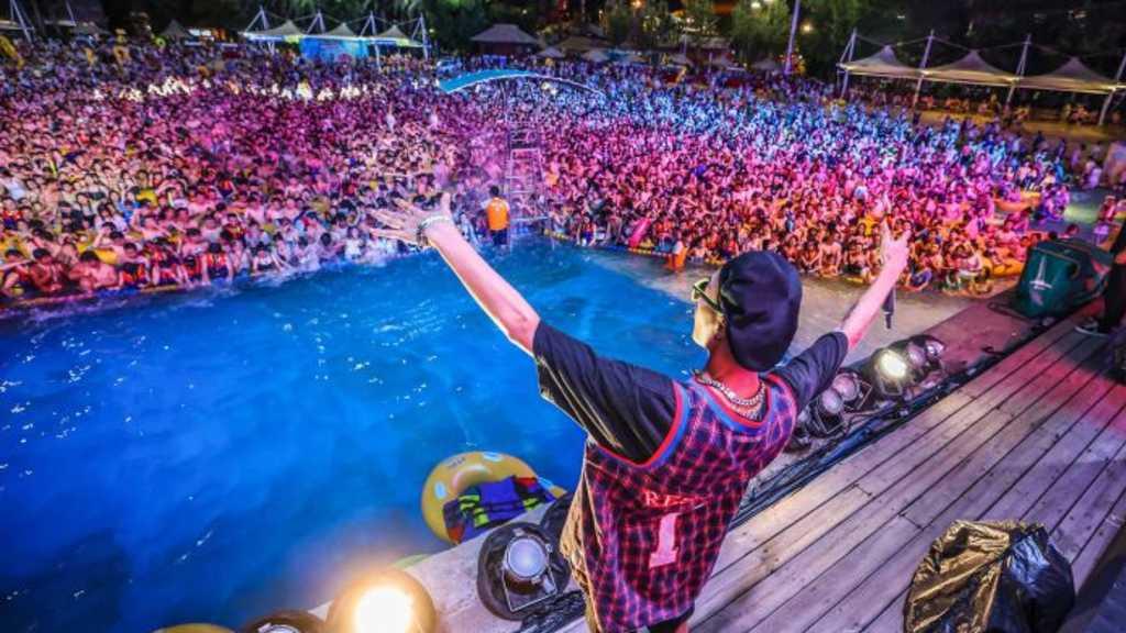 Lautan Manusia di Wuhan Rayakan Kebebasan dari COVID-19 Tanpa Masker