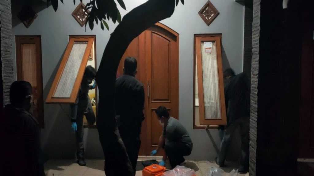 Pasutri-2 Anak Ditemukan Tewas Membusuk di Rumahnya, Banyak Bercak Darah