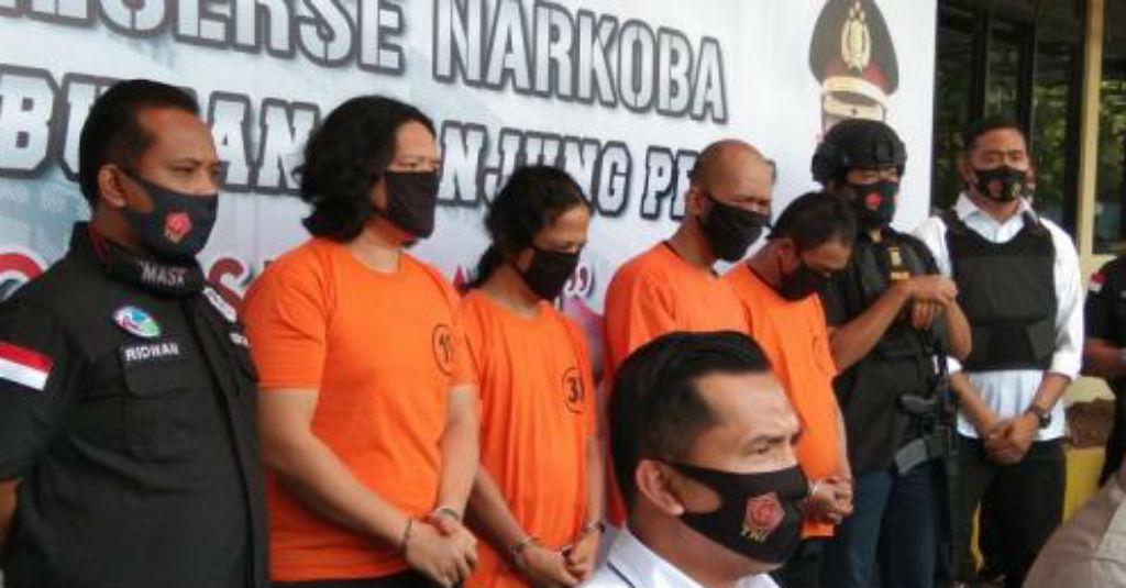 Istri Penabuh Drum J-Rock Saksikan Penangkapan Sang Suami
