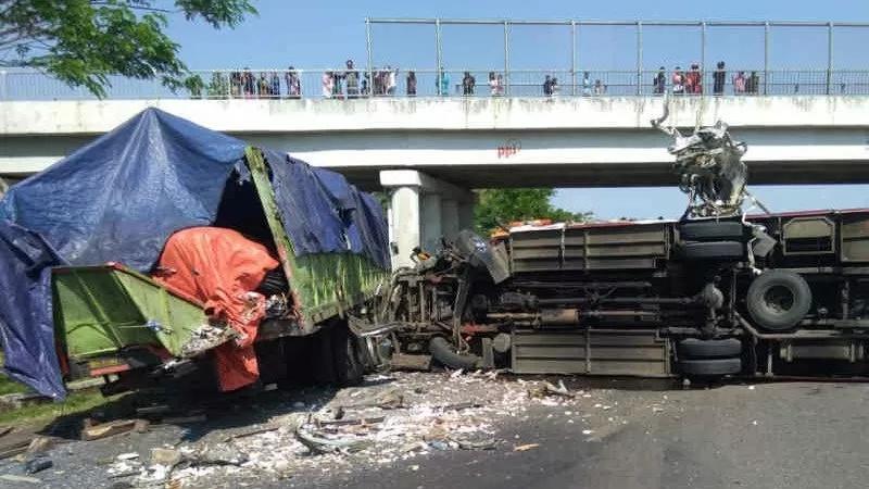 Begini Kronologi Kecelakaan Maut Bus Tabrak Truk di Tol Cipali