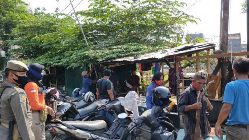 Bangun Tugu COVID-19, Satpol PP Bongkar Bangunan Liar di Jatinegara