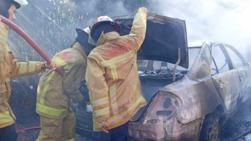 Toyota Camry Hangus Terbakar di Jalur Puncak Bogor