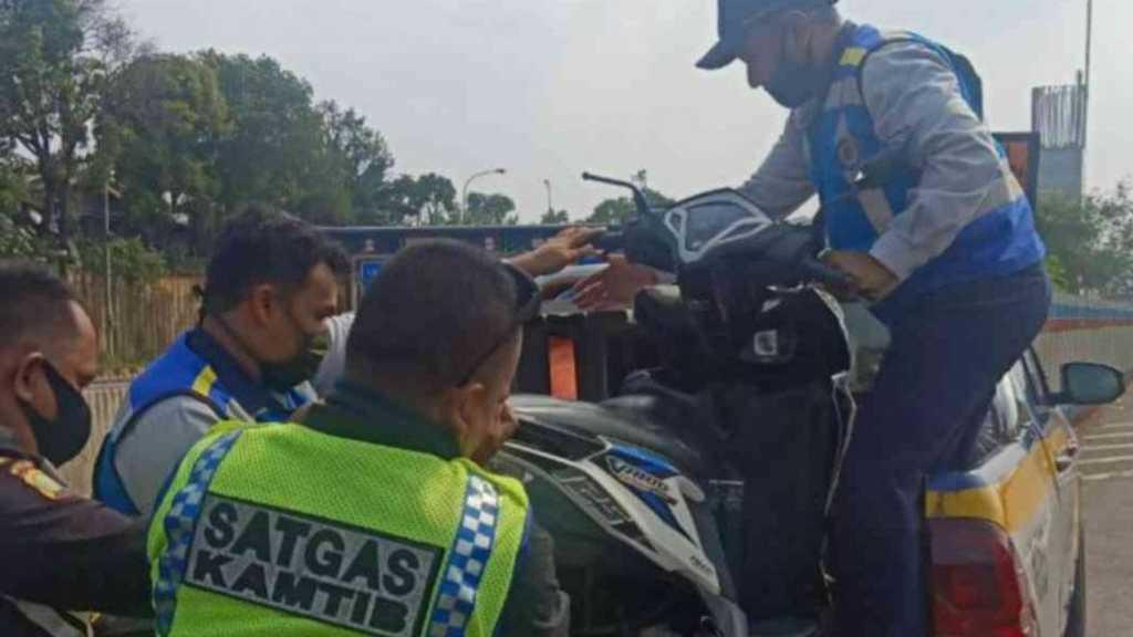 Viral Tiga Remaja Masuk Tol Japek hingga Nyusruk, Begini Kronologinya!