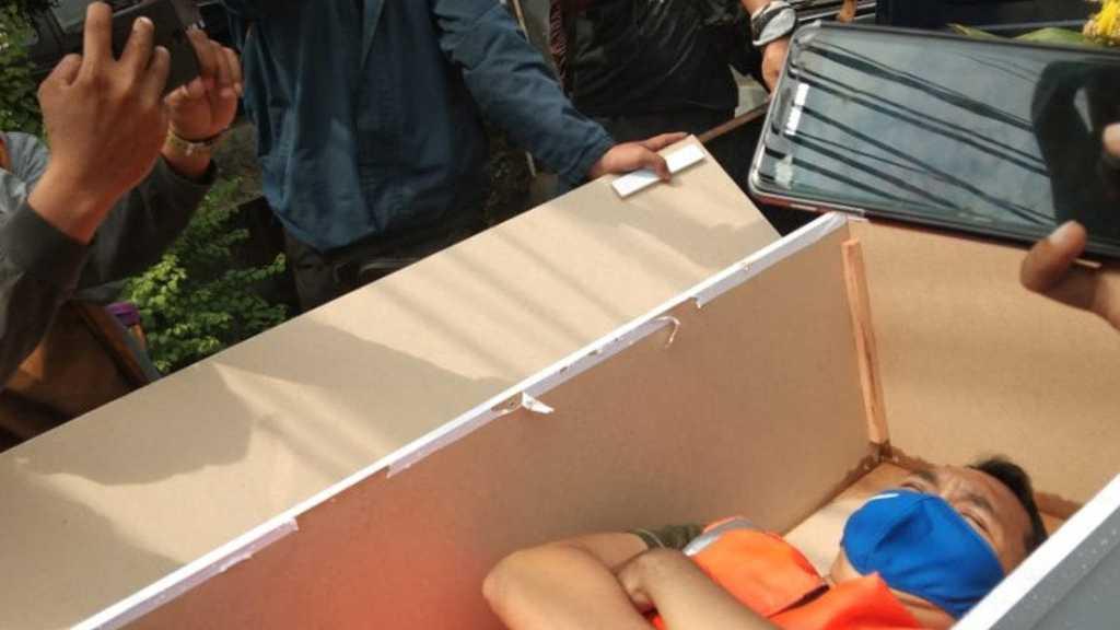 Siap-siap! Pelanggar Masker Bakal Dimasukkan ke Peti Jenazah COVID-19