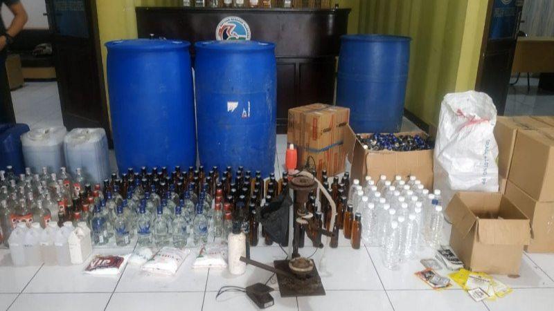 Pabrik Rumahan Miras Ilegal Terbongkar Gegara Tetangga Cium Bau Menyengat