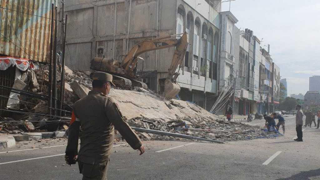 10 Orang Diperiksa Terkait Gedung Ambruk di Cideng