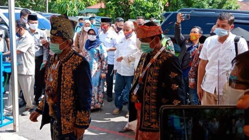 Eks Hakim dan Jenderal Bintang Dua Datangi KPU Pakai Keris