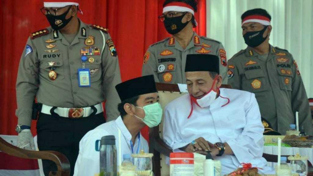 Potret Gibran Sungkem ke Habib Luthfi Yahya, Dapat Bisikan Durian Bangkok