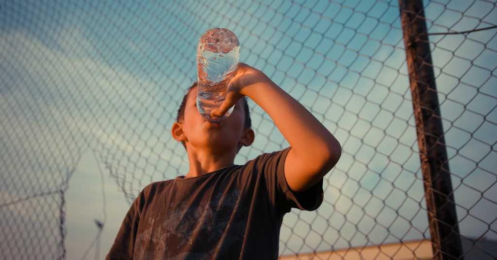 Membiasakan Anak Rutin Minum Air Mineral Berawal dari Orang Tua