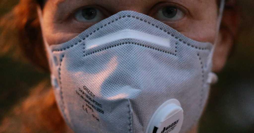 Mata Kering Akibat Pakai Masker? Begini Cara Mengatasinya!