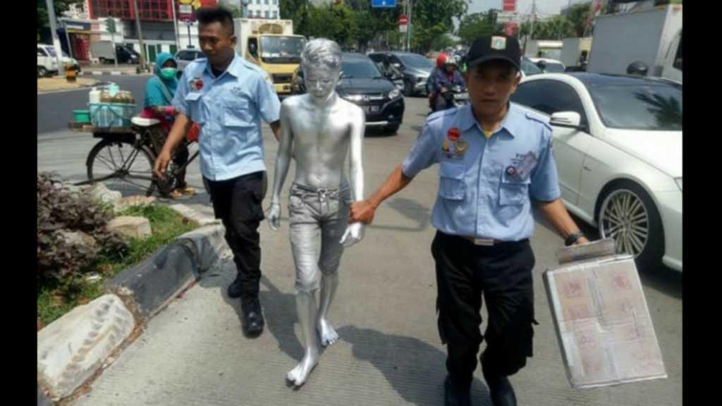 Kejar-kejaran Satpol PP dengan Manusia Silver dan Onde-ondel Semakin Ramai