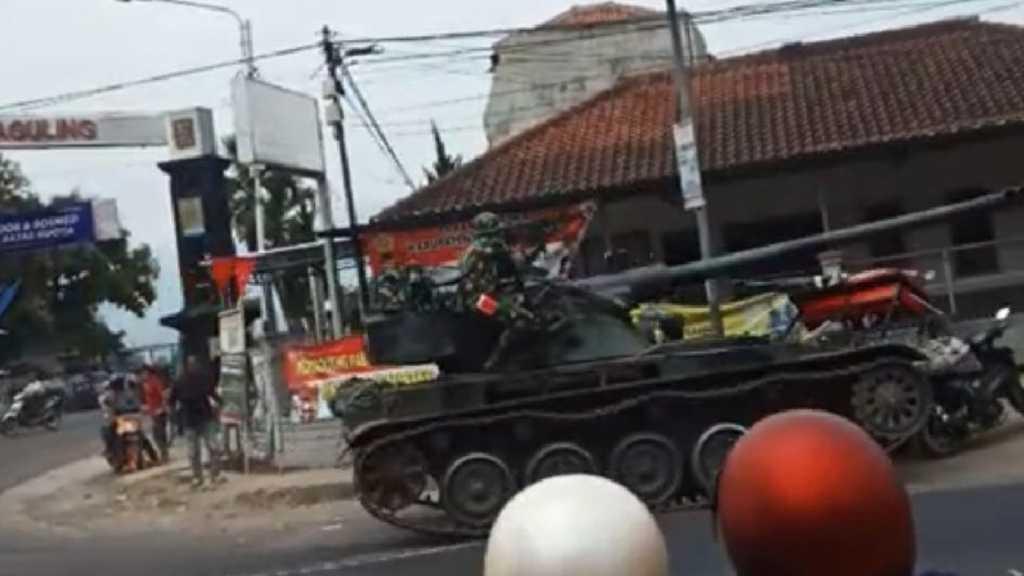 Viral Iring-iringan Tank TNI Tabrak 4 Motor dan Gerobak Tahu di Bandung
