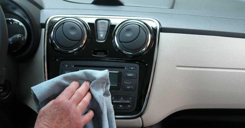Jangan Bersihkan Dashboard Mobil Anda Pakai Alkohol!